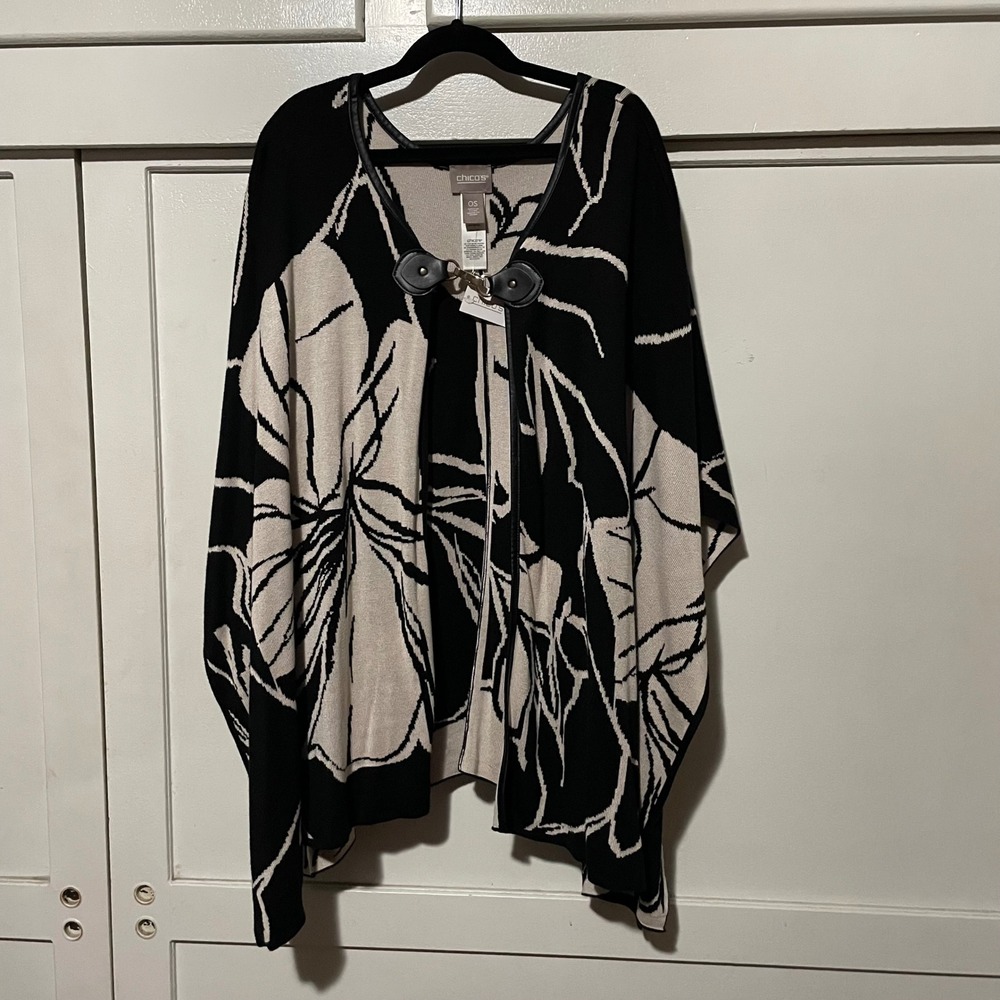 Chicos Black Truffle Flower Knit Cape with Buckle Ruana Black White OS NEW‎
